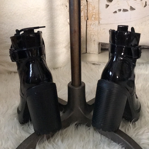 Gbg Los Angeles woman’s heeled black shiny boots size 6 - Picture 5 of 7